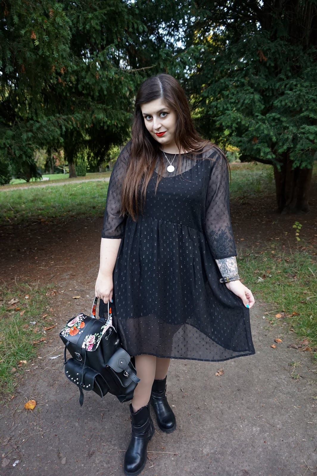 black dress for curvy girl