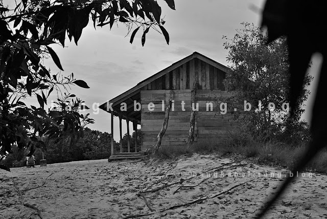 sd-laskar-pelangi-gantung