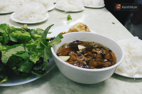 Thay vi mat cong liet ke mon, ai den quan cung goi mot 'suat bun cha Obama' - Anh 7