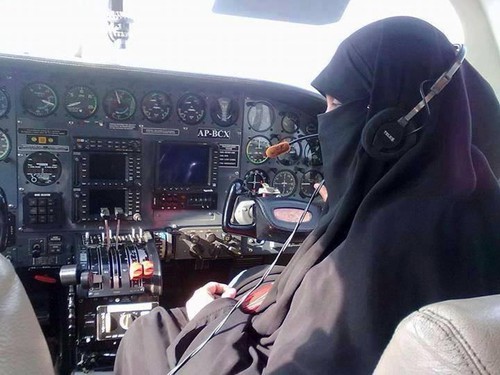 Pilot Wanita Bercadar ini Pecahkan Rekor Dunia Pilot Wanita Bercadar ini Pecahkan Rekor Dunia