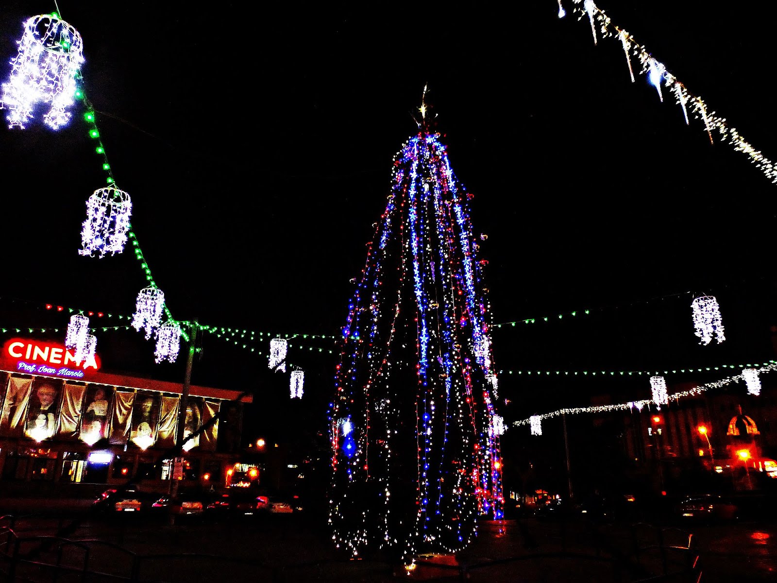 VIDEO Brad de Crăciun, în Galați, cu ”artificii” în vârf D