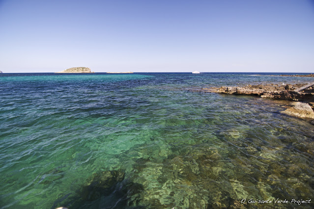 Ibiza, aguas transparentes, por El Guisante Verde Project