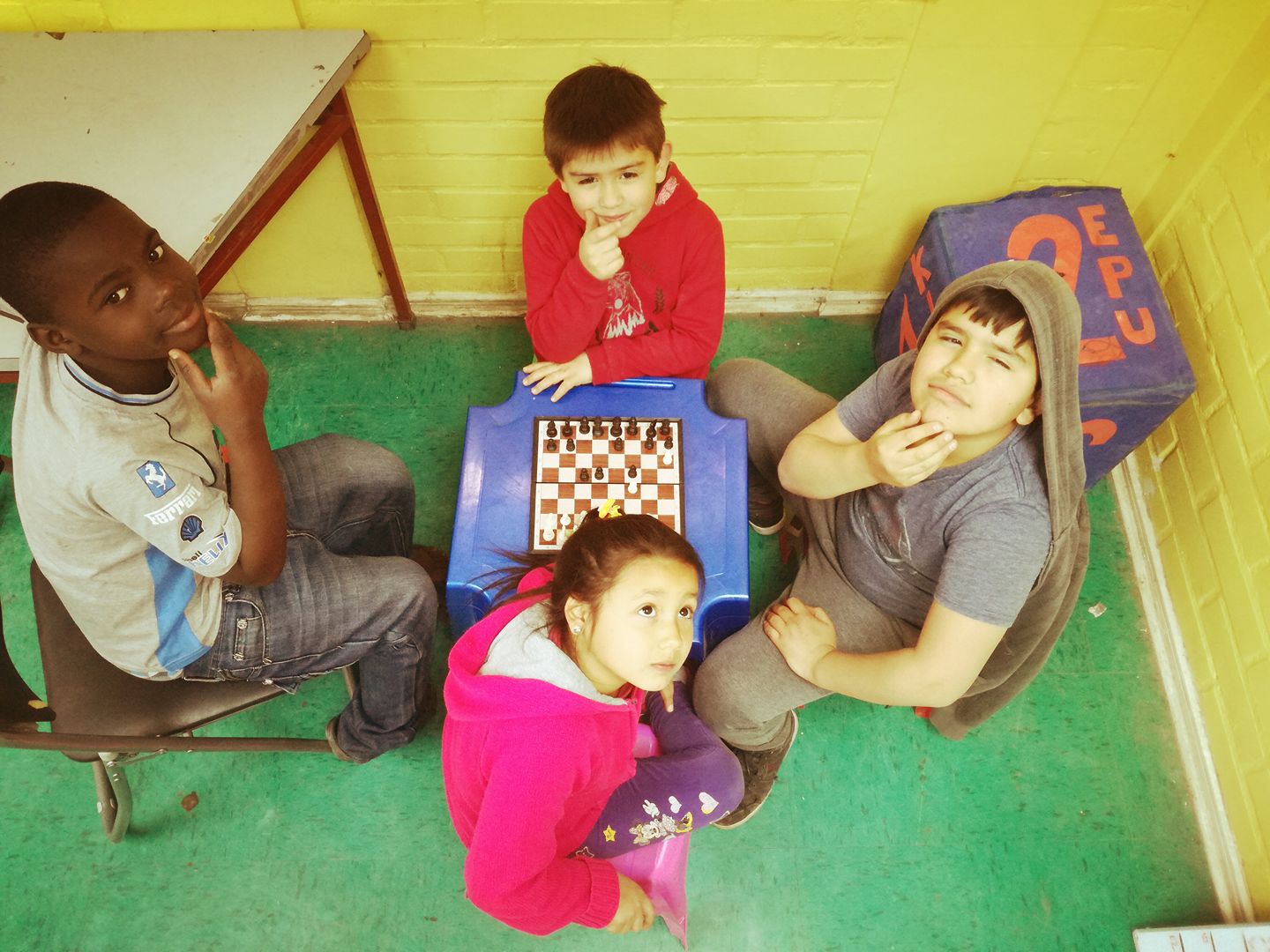 Niños de Población Parinacota juegan Ajedrez en la Ludoteca del Centro Comunitario de la Población.