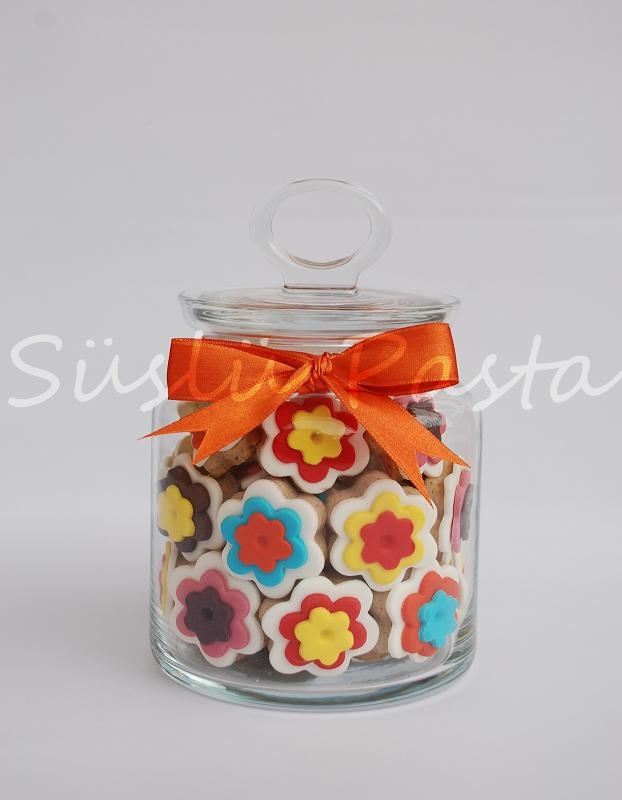 Süslü Pasta Kavanozda Kurabiyeler Çiçekler