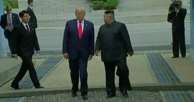 Historisch: Kim überschreitet Grenze nach Südkorea