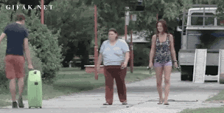 Angst vor Kofferbombe - lustige dicke Frau rennt um ihr Leben