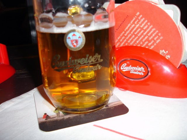Cerveza Budweiser (la auténtica, la checa) degustada por el autor en Praga.