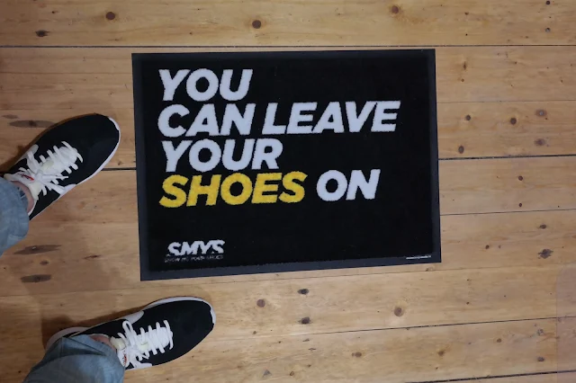 YOU CAN LEAVE YOUR SHOES ON - SMYS FUßMATTE | VERLOSUNG