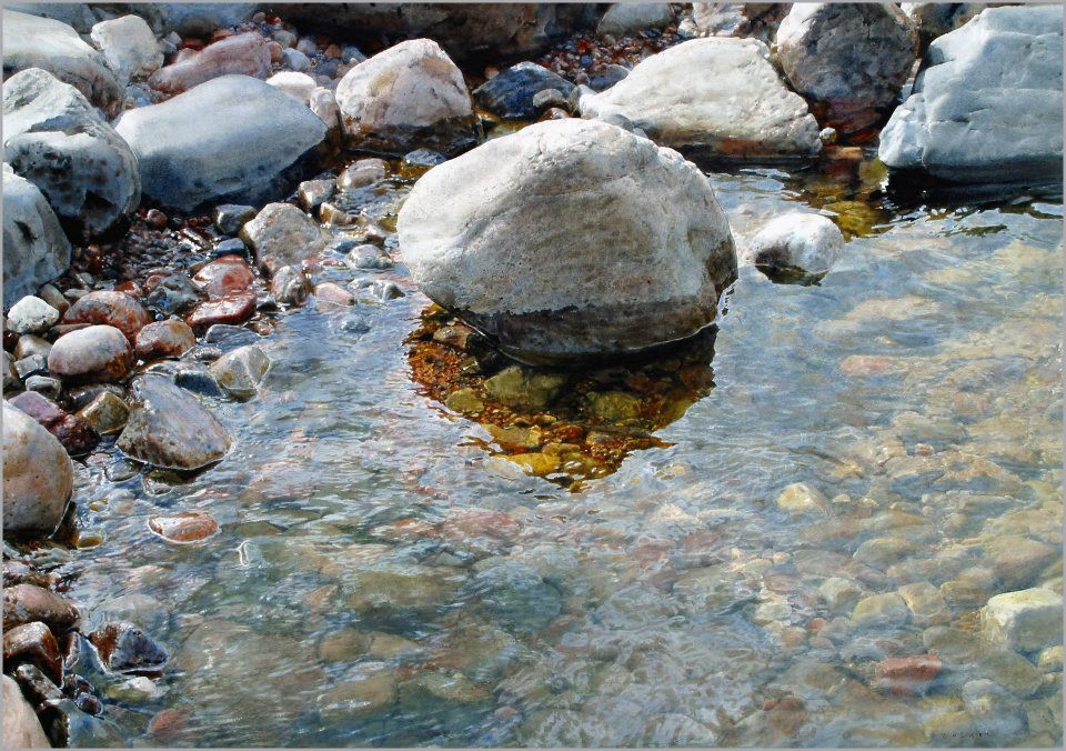 на дне ручья лежит камешек. предмет расположен на расстоянии 40 см. на дно водоема вбита свая. на дне водоёма глубиной 50 см лежит небольшой камень. 5 м выступающая из воды.