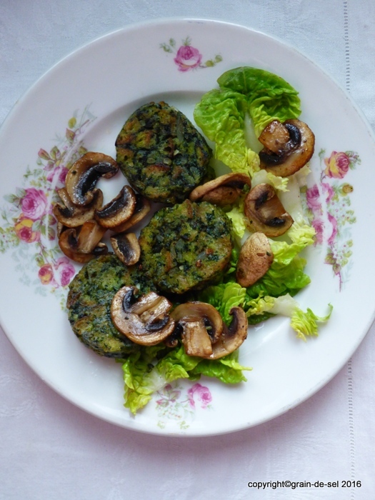 Evergreen als Vorspeise: Salat mit Spinat-Serviettenknödel und Pilzen ...