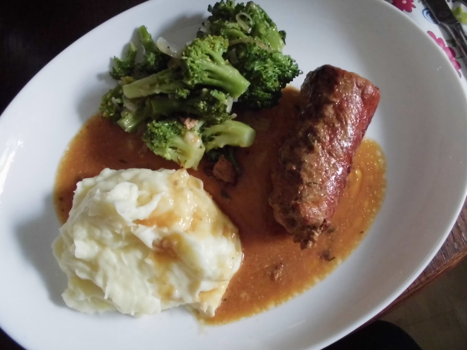 Küchentheater: Gefüllte Schweinerouladen mit Broccoli und Kartoffelpüree