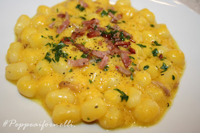 chicche di patate con vellutata di zucca e speck.