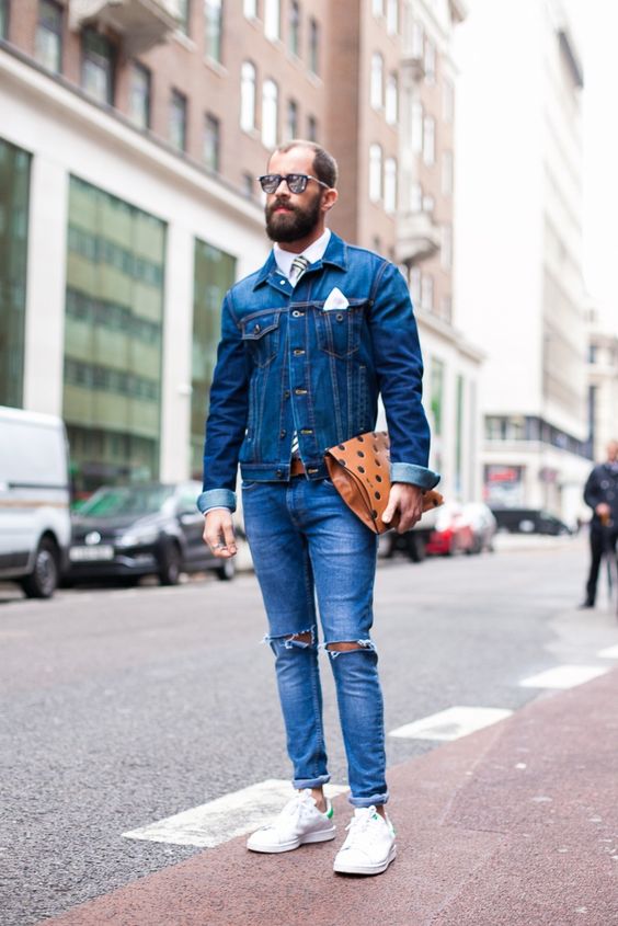 homem com jaqueta jeans