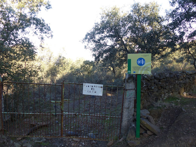 Cancela que debemos de cruzar y dejar bien cerrada como así lo indica el cartel puesto por la AMA .