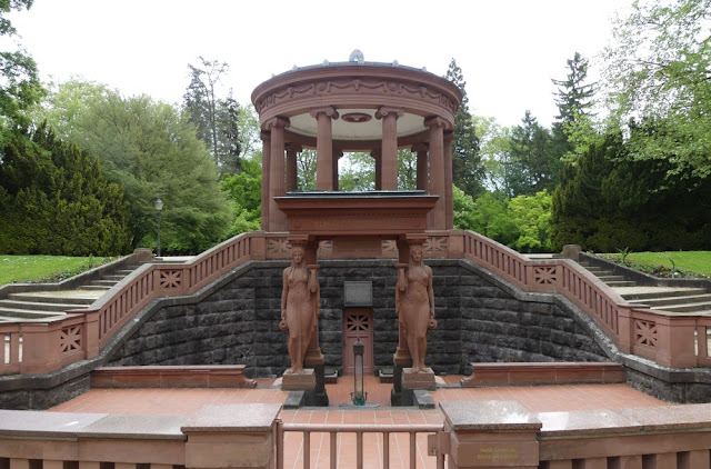 Kurpark in Bad Homburg - Elisabethenbrunnen Kurpark in Bad Homburg - Elisabethenbrunnen