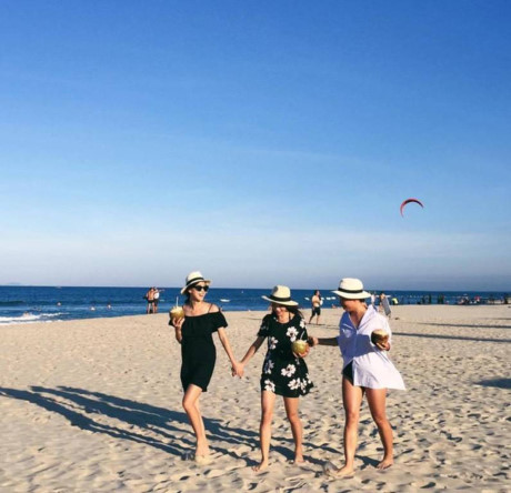 Di du lich voi hoi ban gai ma thich the nay, thi can gi nguoi yeu nua? - Anh 33