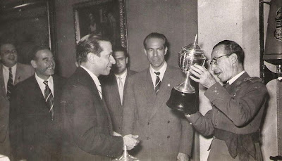Entrega de trofeo a Carlos Pires  en 1951