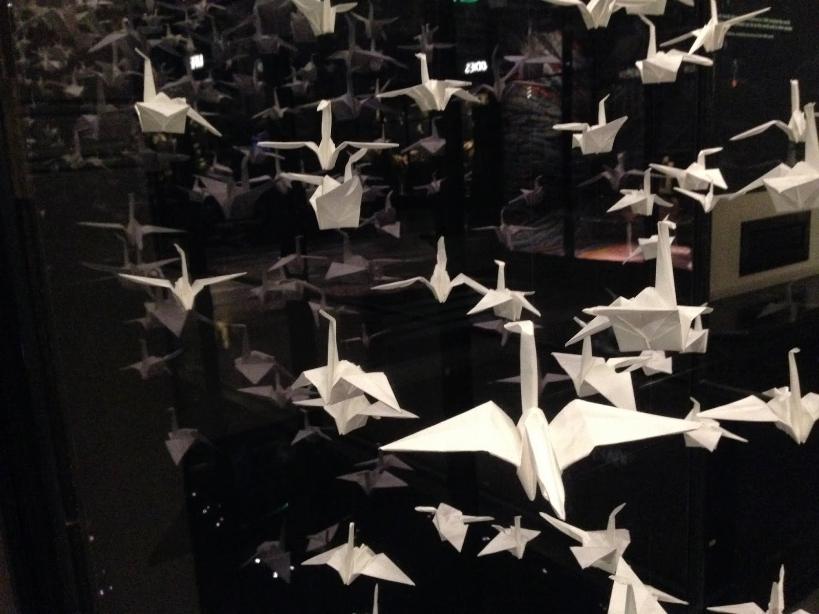 Много бумажных журавликов