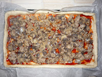 Пицца домашняя:  Фарш для пиццы выложить на кетчуп