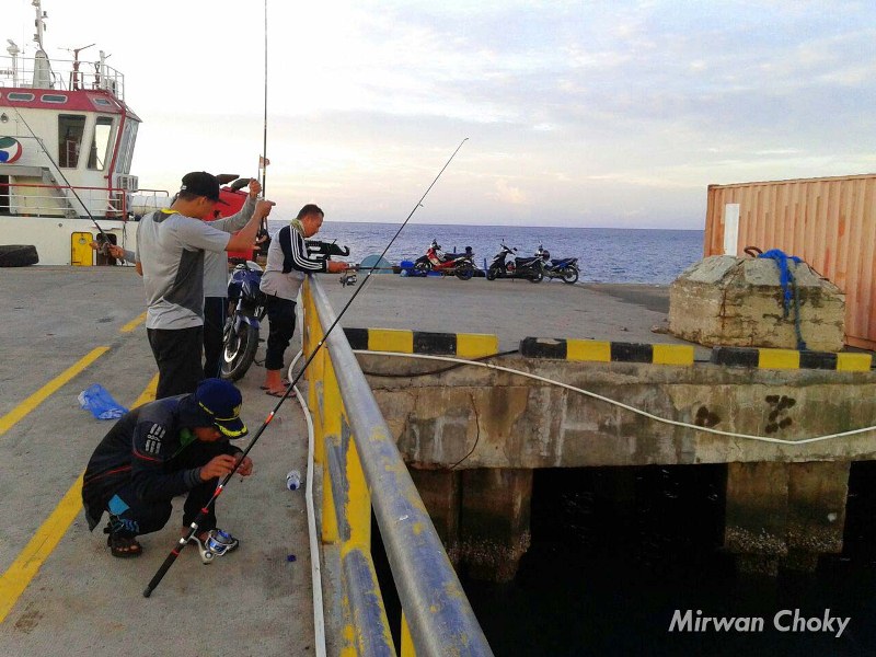 Asiknya Mancing Ikan Di Pelabuhan Malahayati Aceh Mirwan Choky