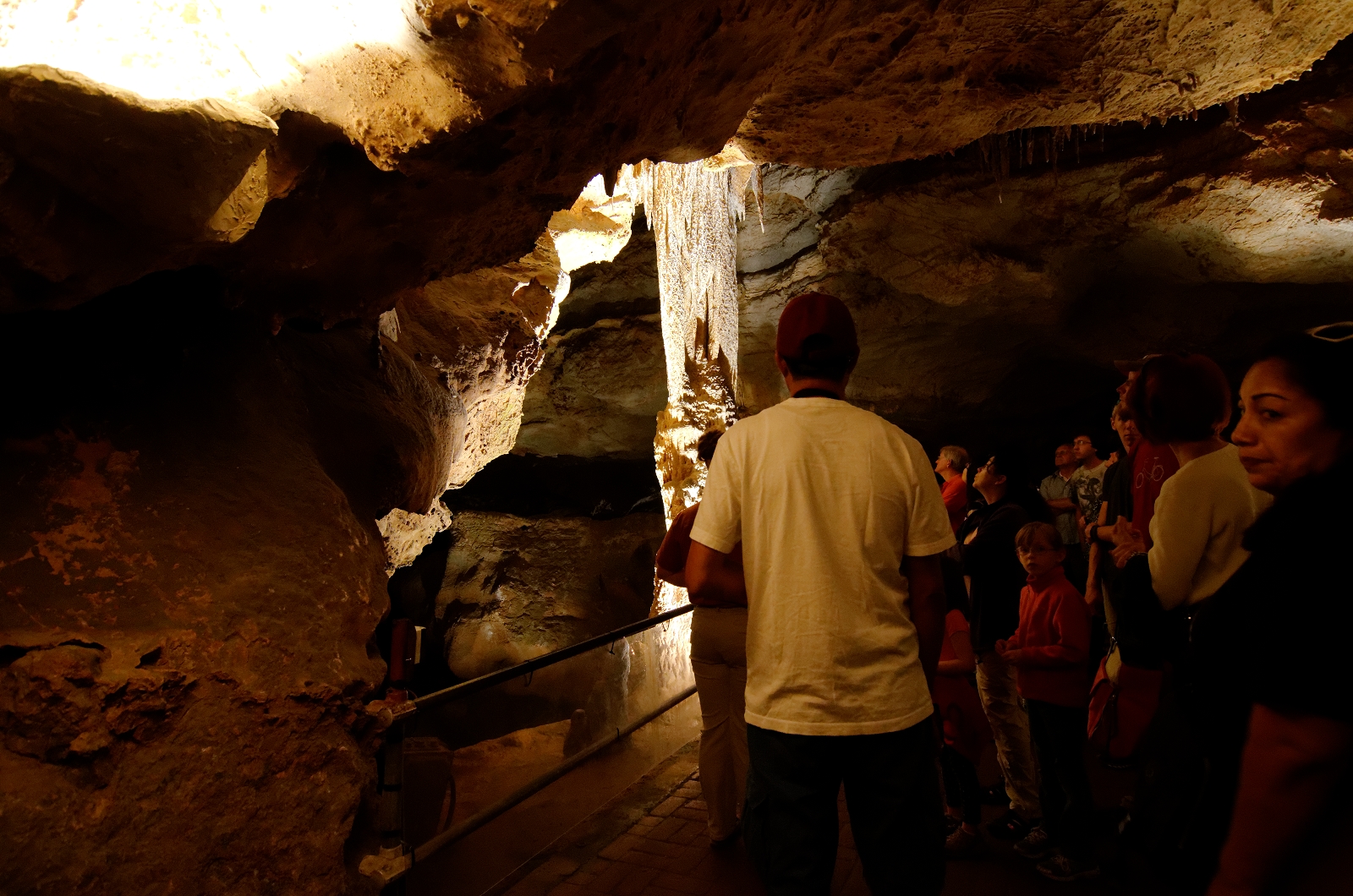 Какую вещь бекки нашли в пещере. Пещера Лурей Вирджиния. Пещеры «Долины святых». Пещера в долине славы. Пещера в долине Ах в Германии.
