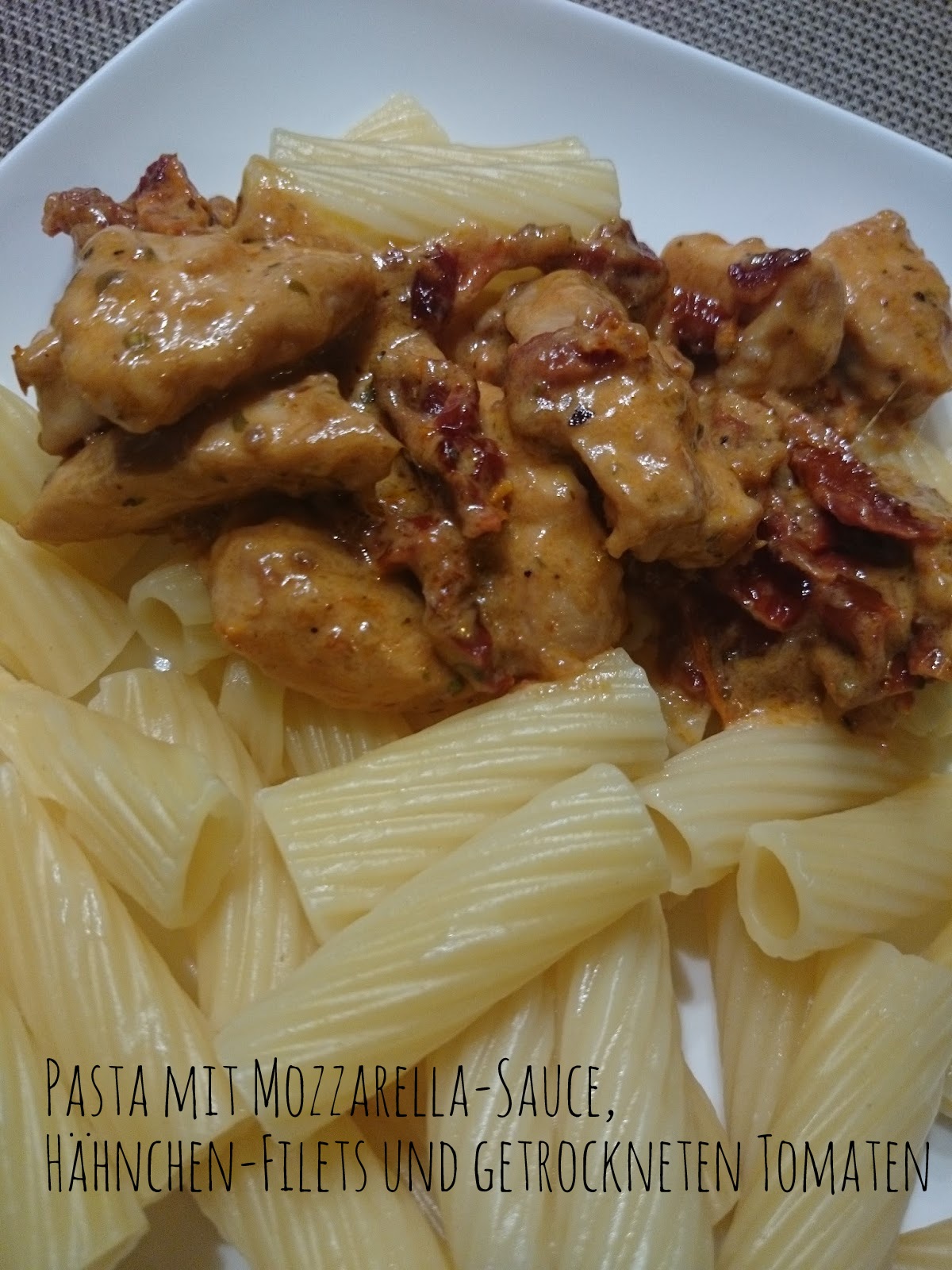  Pasta mit Mozzarella-Sauce, Hähnchen-Filets und getrockneten Tomaten