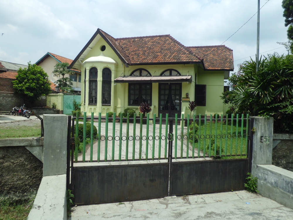  Rumah  Perwira depan Taman Kartini