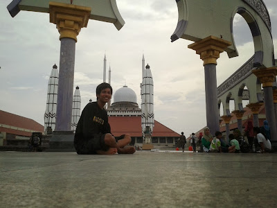 Duduk dipelataran masjid