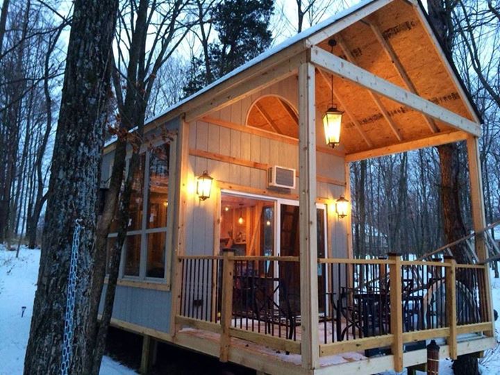 02-Kelley-Lewis-Cabin-Chick-Architecture-in-Tiny-Home-with-a-Lakeside-View-www-designstack-co