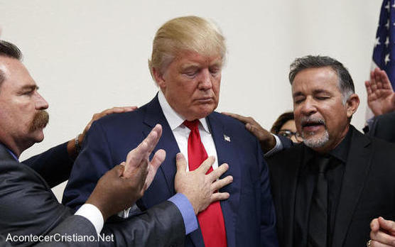 Pastores orando por Donald Trump