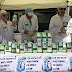 Berri-Otxoak distribuye leche para expresar su enfado por los recortes sociales