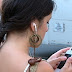 JOVENS ESTÃO PERDENDO A AUDIÇÃO POR CAUSA DO USO CONSTANTE DE FONES DE OUVIDO