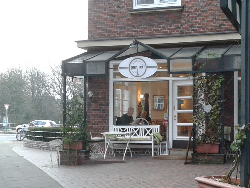 Zwei Linden Vor Dem Haus Besuch Im Cafe Par Ici In Hamburg