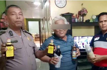 Tersangka JS penjual miras di Labuhanbatu yang diamankan polisi. Tersangka JS penjual miras di Labuhanbatu yang diamankan polisi.