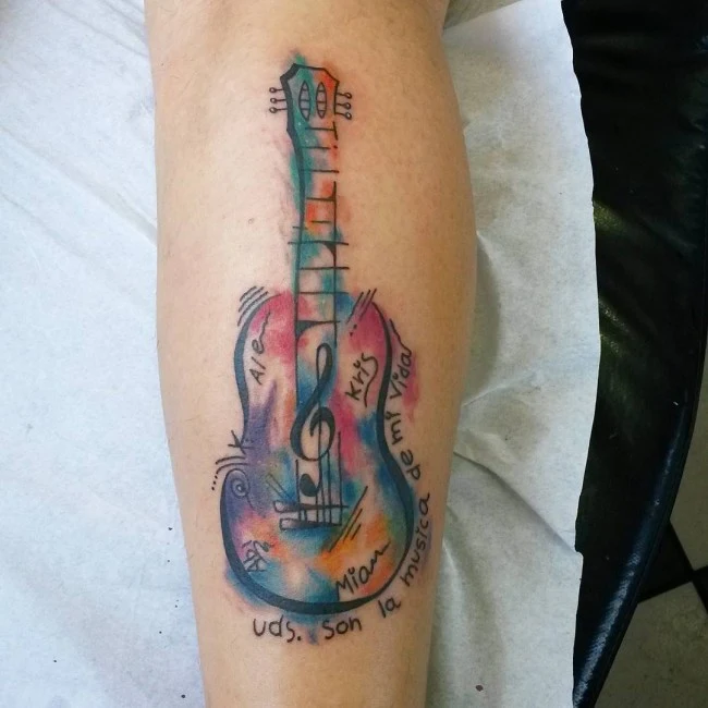 tatuaje de acuarela de una guitarra
