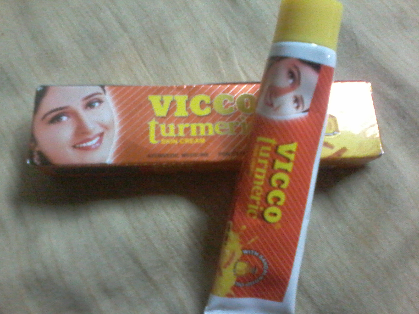 VICCO TURMERIC SKIN CREAM REVIEWE HINDI