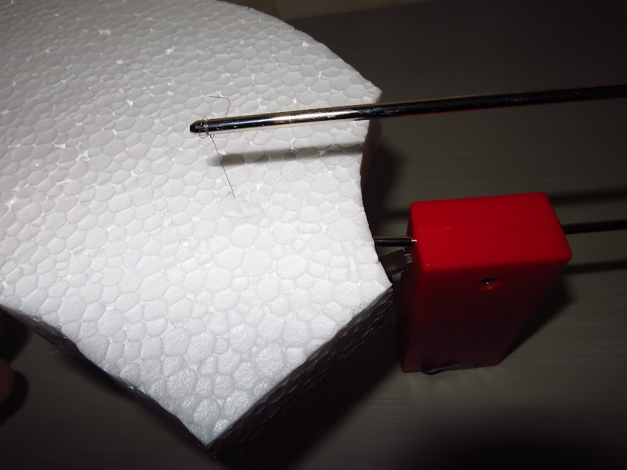 Pistola comprada en tienda para cortar poliespan. Funciona con dos pilas y el arco está unido cpor un hilo de nicrom (niquel-cromo)