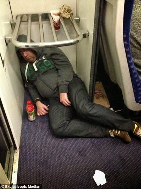 ينام تحت رف الأمتعة في أحد القطارات