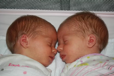 Gambar Persalinan Bayi Kembar