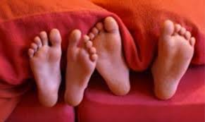 पत्नी के बेडरूम में जा पहुंचा पति, पत्नी कर रही थी ये गन्दा काम - Wife was doing this dirty work पत्नी के बेडरूम में जा पहुंचा पति, पत्नी कर रही थी ये गन्दा काम - Wife was doing this dirty work
