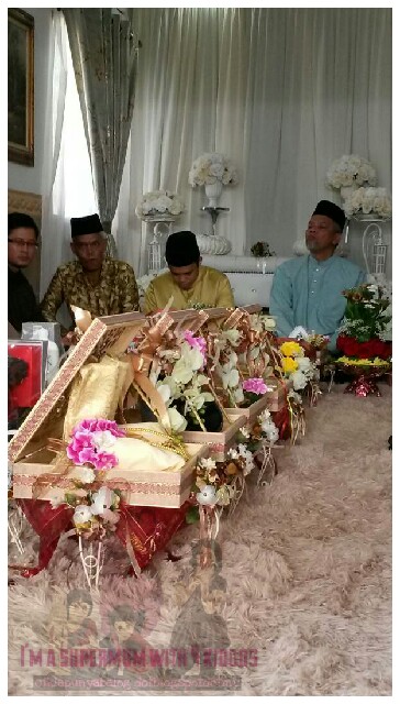 Hujung minggu yang sibuk, attend dua majlis yang sangat meriah. Majlis pertunangan anak saudara. Hujung minggu yang sibuk, attend dua majlis yang sangat meriah. Majlis pertunangan anak saudara.