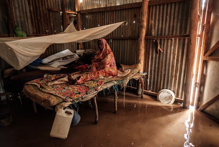 Alluvioni in Kenya: distruzione e rischio di contagio per l'acqua infetta
