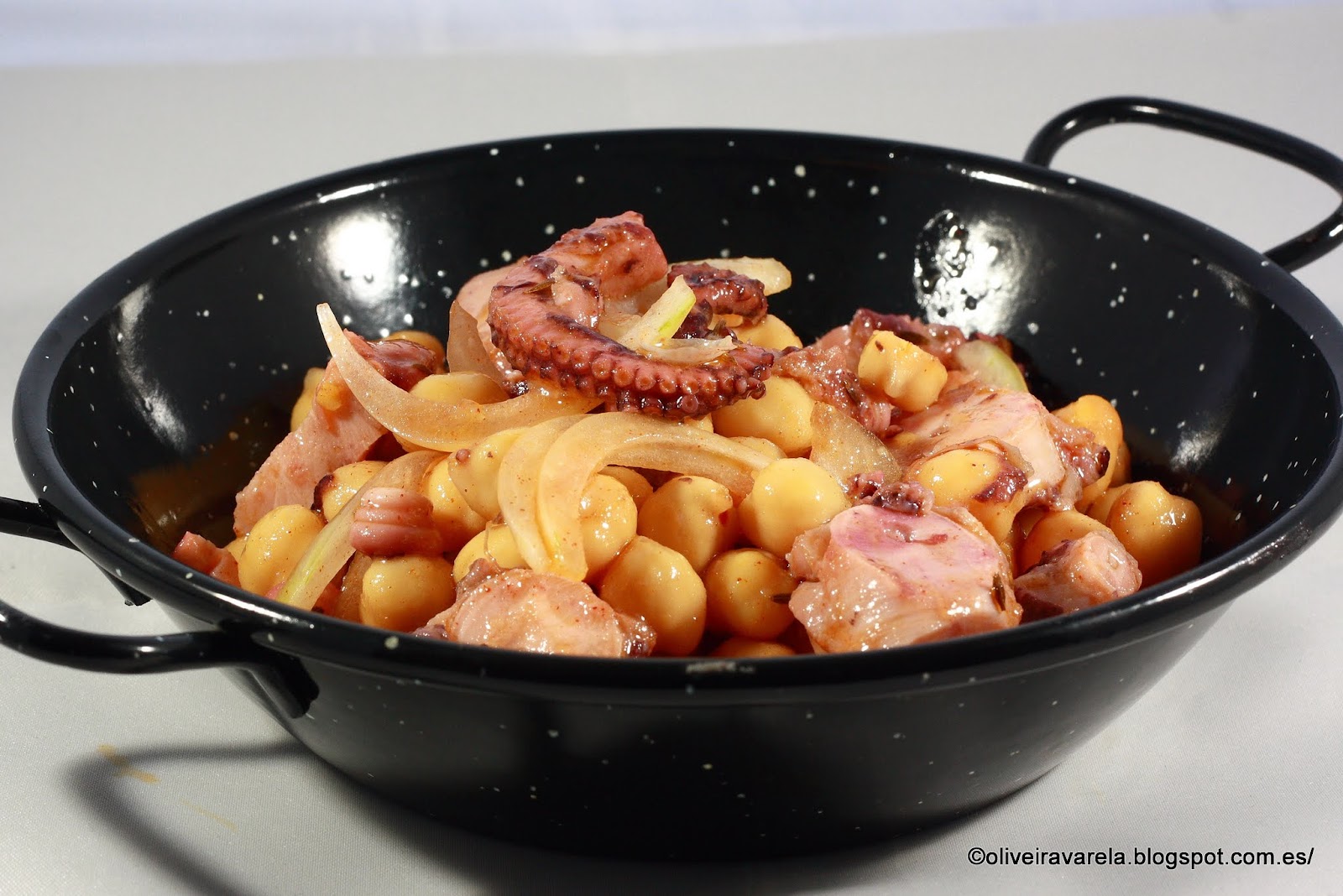 Ensalada templada de garbanzos y pulpo en conserva