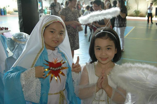 Kids in costume of Mama Mary and an angel.