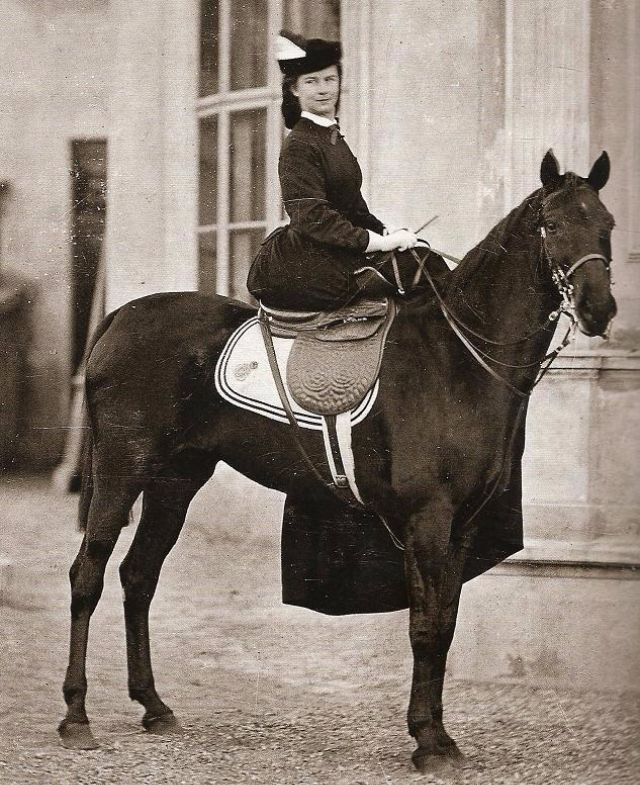 22 Amazing Vintage Photographs of Women Riding SideSaddle From the