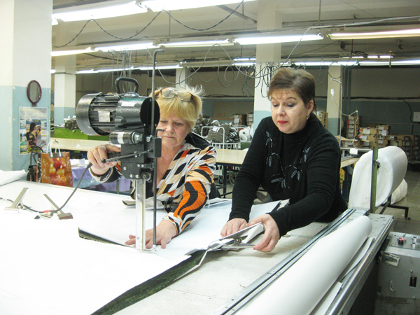 контролер швейного производства. контролер качества. контролер швейного производства. контролер отк на швейном производстве. контроль качества швейных изделий.