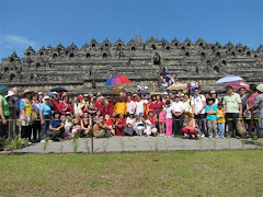 Lama Gangchen e seus discipulos em peregrinação em Borobudur - Indonésia