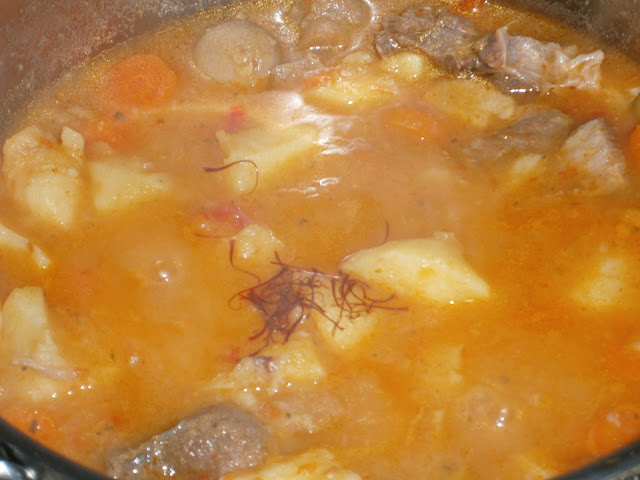 Cocido de patatas, carne y azafrán.