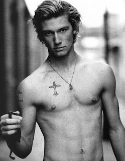 Male Stars Naked: Alex Pettyfer