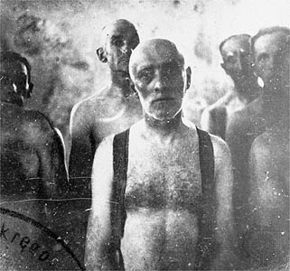 Um grupo de homens judeus aguardando a morte em uma câmara de gás no campo de extermínio de Chelmno na Polônia ocupada. Um grupo de homens judeus aguardando a morte em uma camara de gas no campo de extermínio de chelmno na Polonia ocupada.